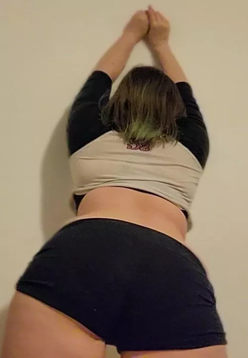 Curvy in all the right places. Tomorrow I get my hair dyed and a mani/pedi #bimbointraining #altbimbo by Mimic_bunny