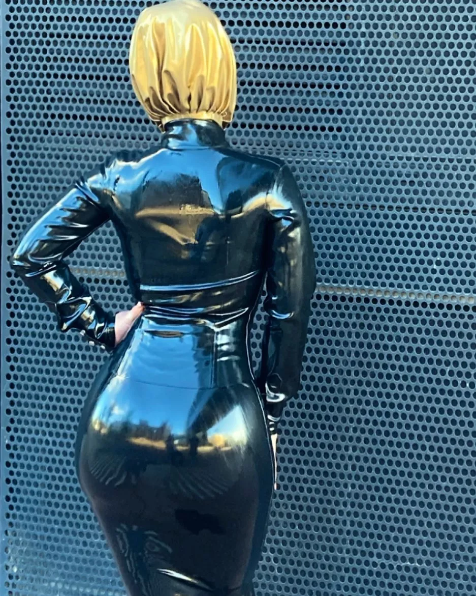 Curvy rear view (@matrioska666) posted by TransIsSeriousMum