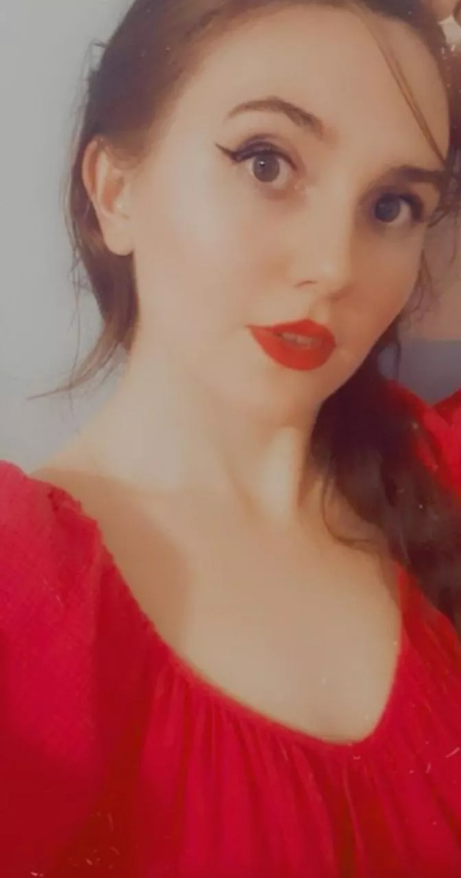 Cute brunette babe posted by bigbootyisabella