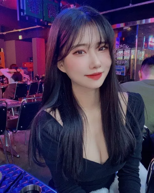 Cute cleavage by Majestic_Painter8660