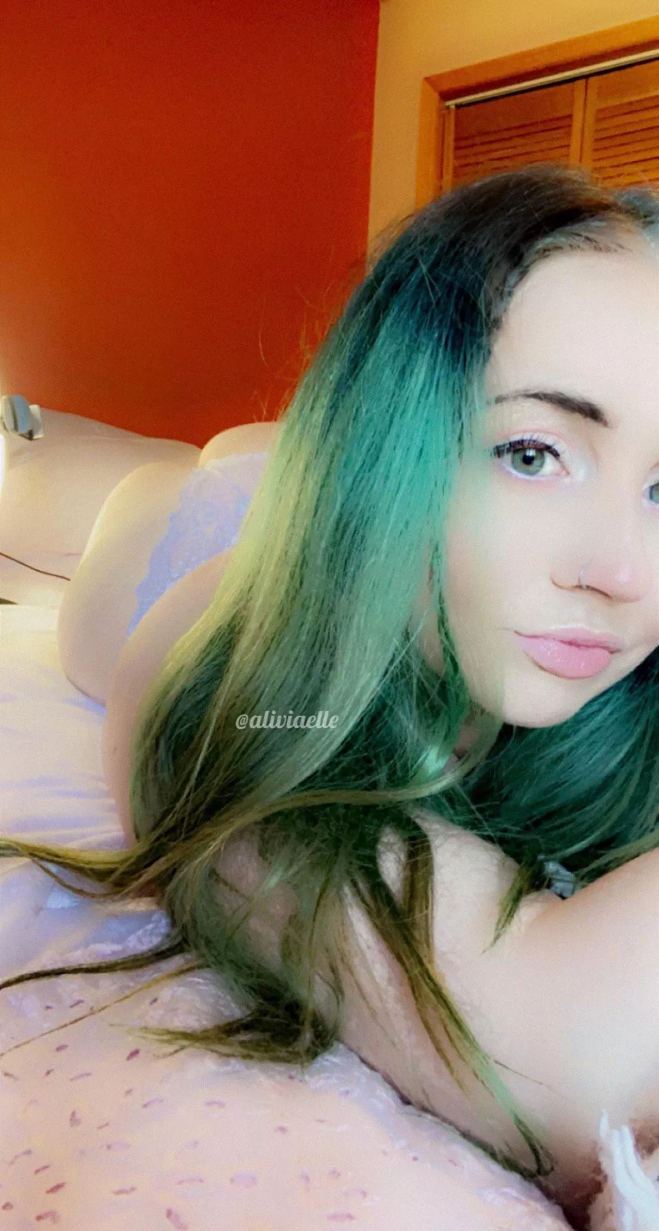 cute face, cuter butt 🤍 [F] posted by aliviaxelle