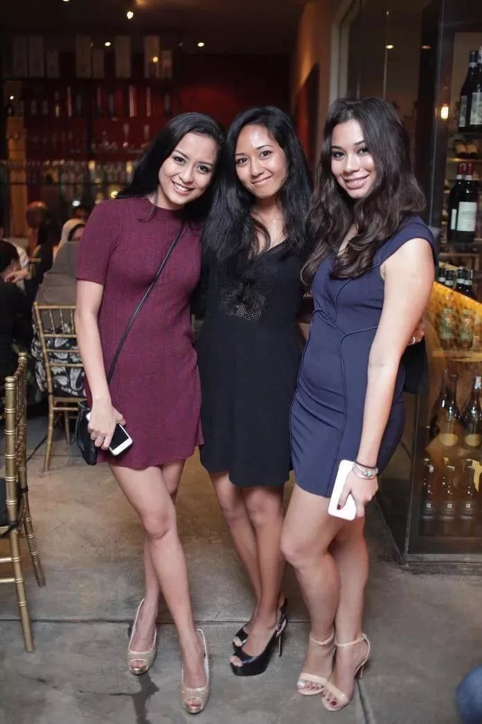 Cute Ladies in Dresses posted by rikkux2