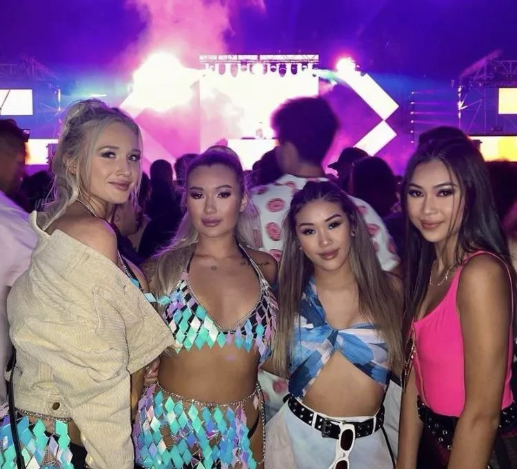 Cute Ladies posted by rikkux2