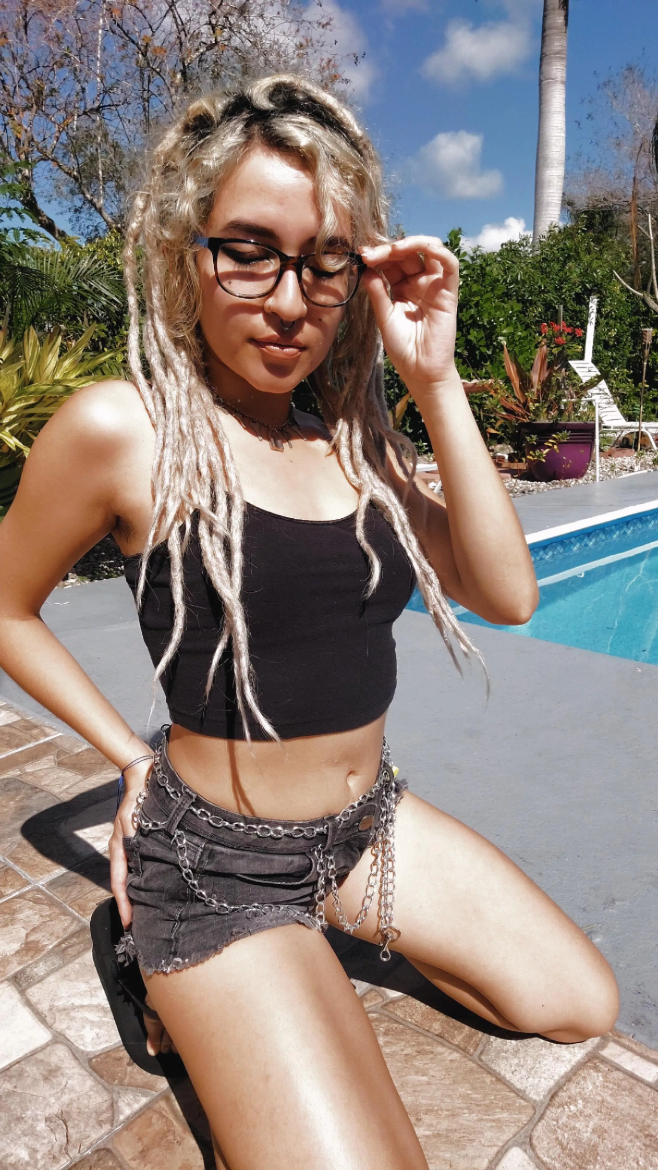 Cute little emo babe 👅 come eat me out posted by deathofvenusx