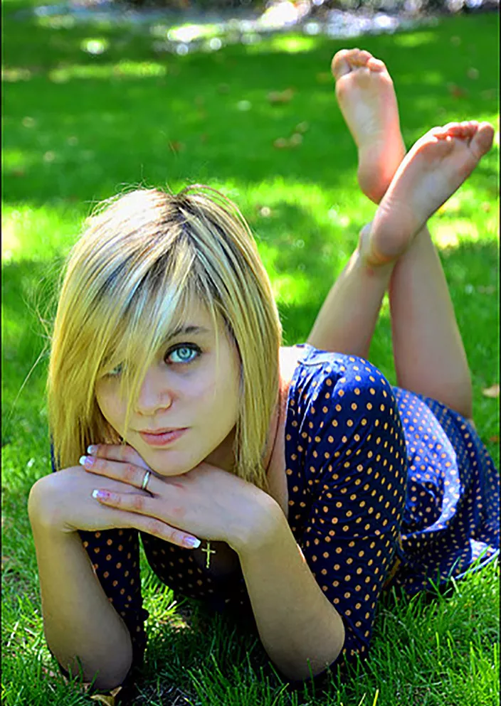 Cutie in the pose posted by lospiranos