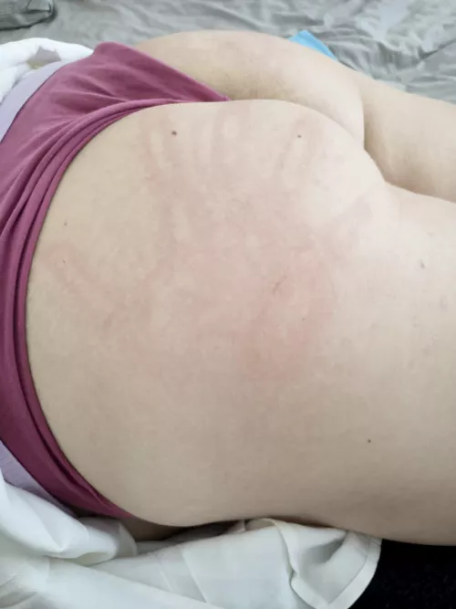 Daddy has very large, caring hands 🥰 by dinosaurdreaming