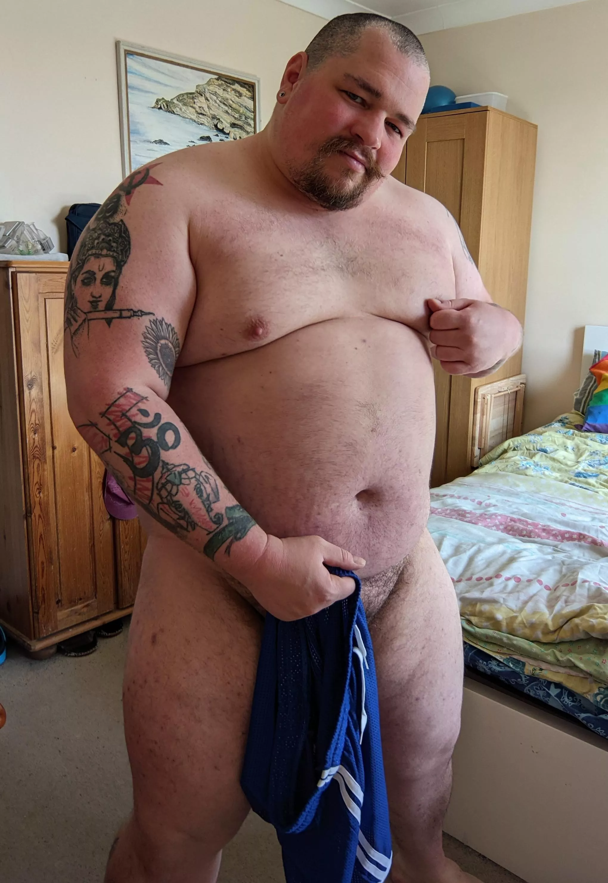 Daddy just finished his workout. Come and give me a sniff. posted by BearyBudai