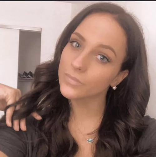 dark haired beauty by bdthrowzz