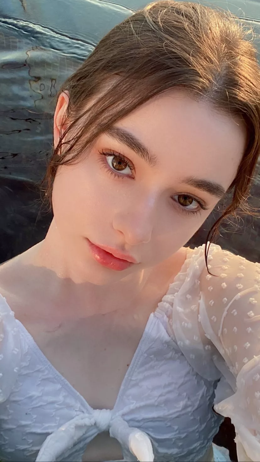 Dasha Taran [2022-06-09] posted by LawnOfTheRay