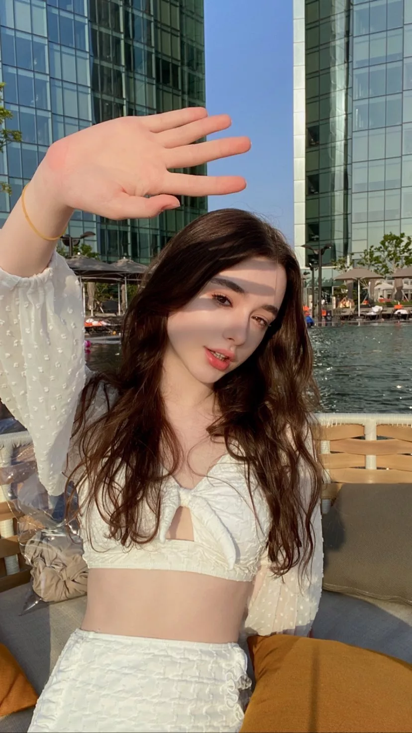 Dasha Taran [2022-06-09] posted by LawnOfTheRay