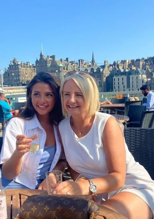 Daughter and mother by forian_