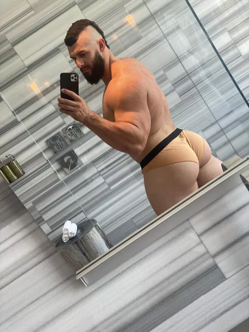 deadlifting brings out the cheeks dont you think😏 by Muscle_grad65