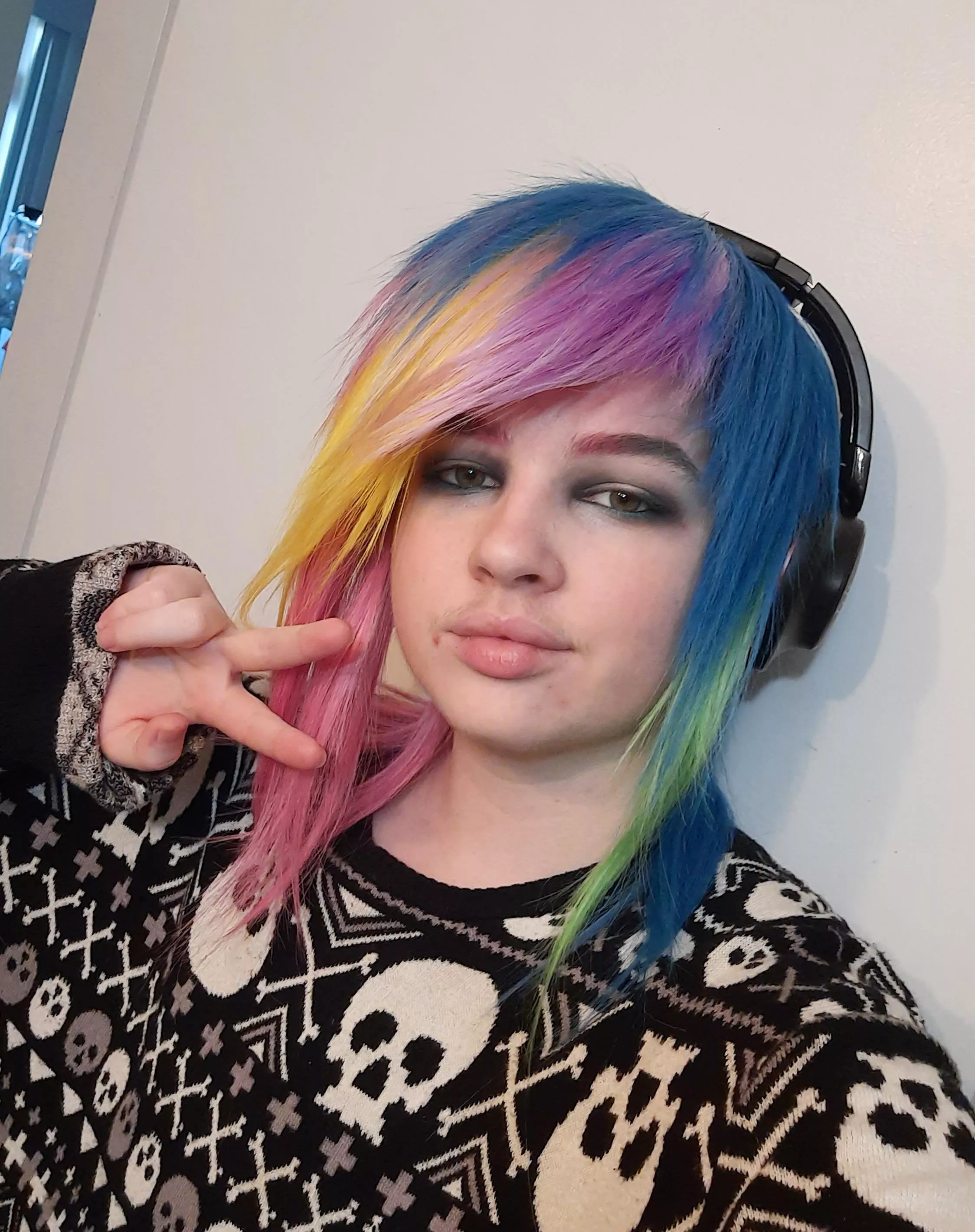 Did quick (for me) makeup to go with this hair💕 posted by xXkodikodieneXx