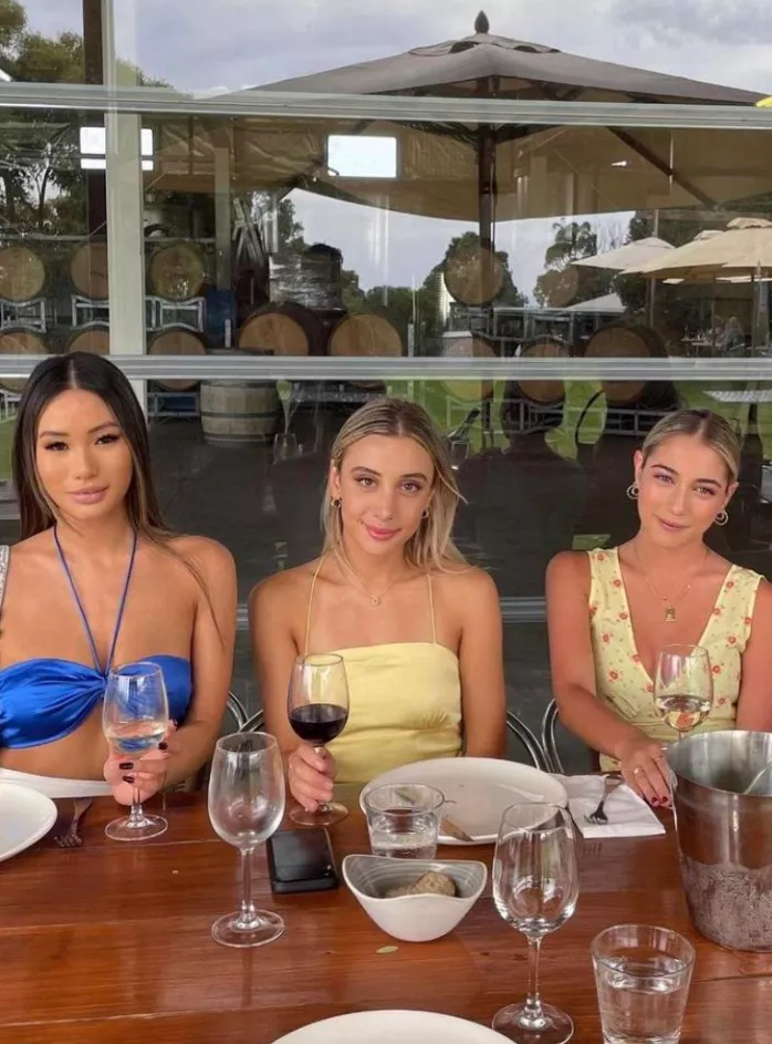 Dining girls posted by Chaturbater1