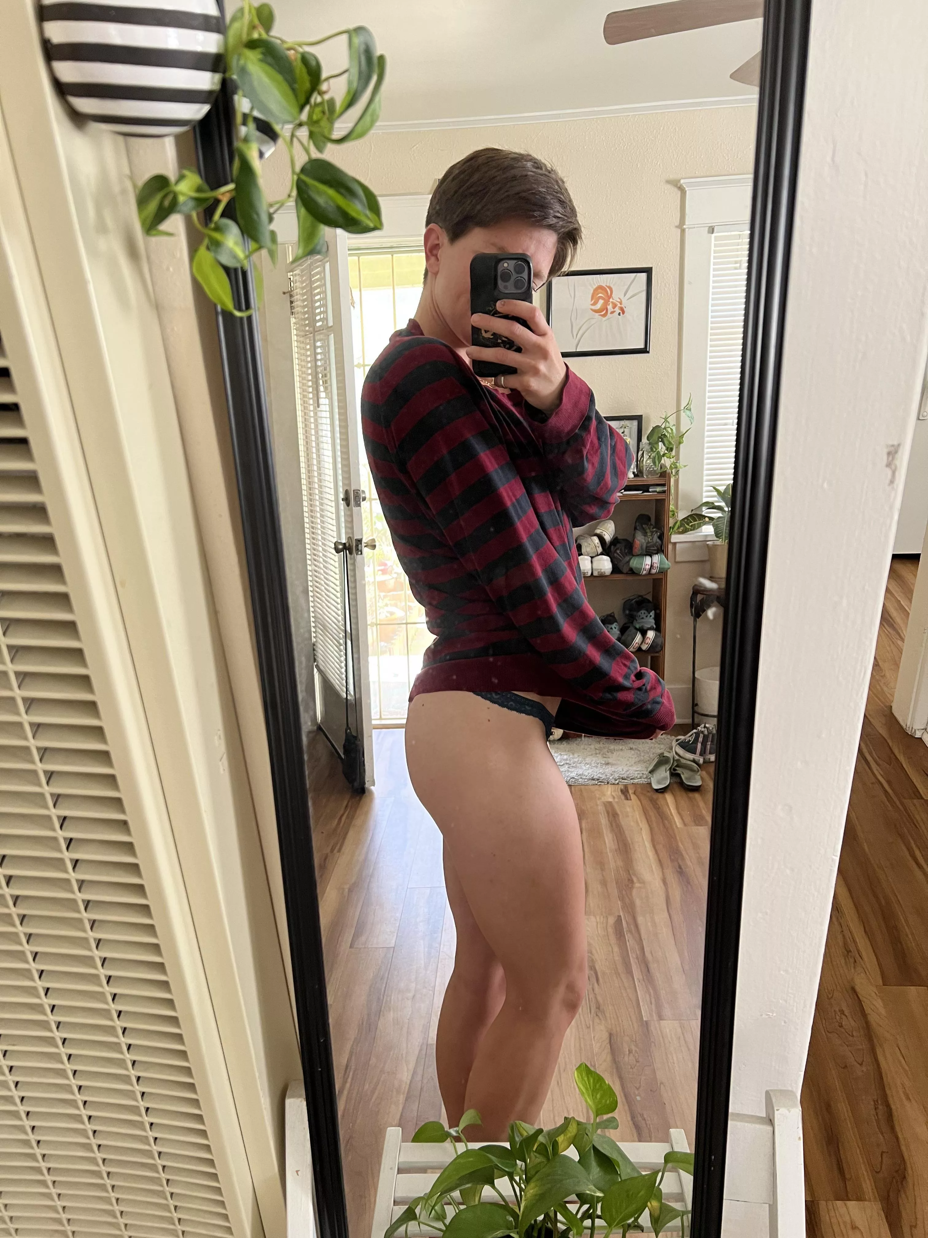 Disclaimer: if you come over to my house, I will show you all my plants AND steal your shirt ✨ posted by tequilaslut