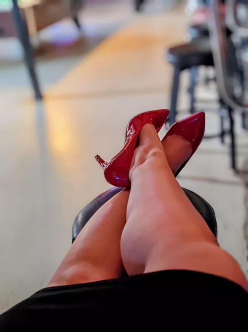 dive bar with a girlfriend is an amazing treat on Tues afternoon by thevixenmilf