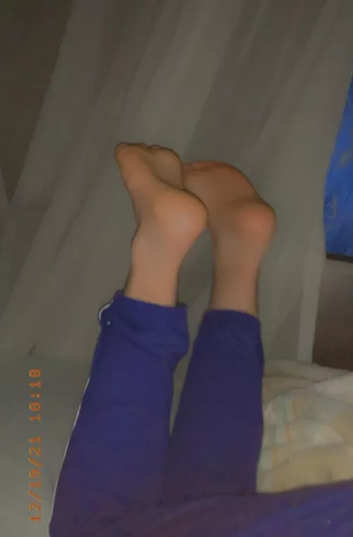 Dm me by Lonelytree46