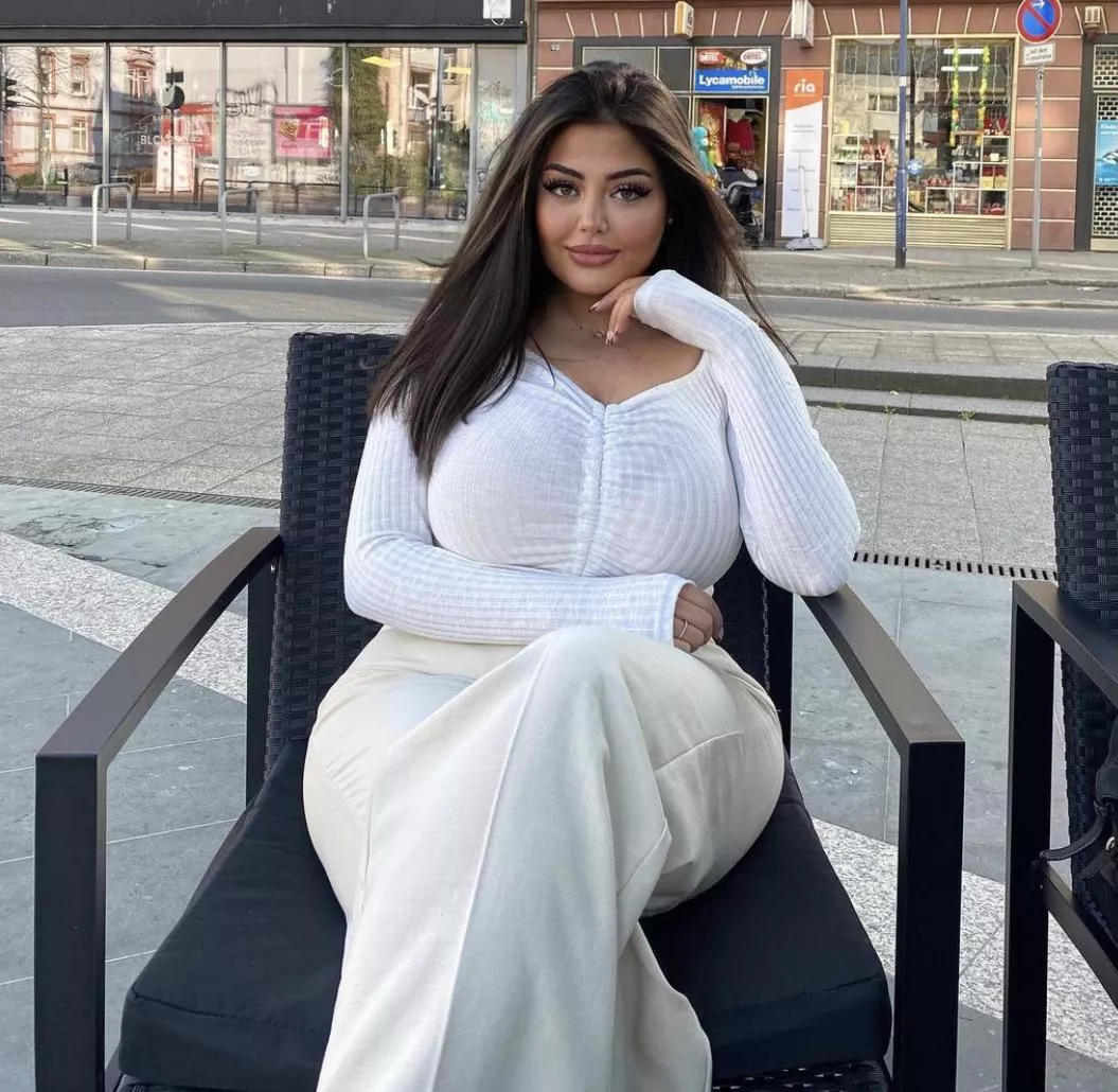 Dm me to send her your dick ( only large dicks pls) posted by Spare_Ad_148