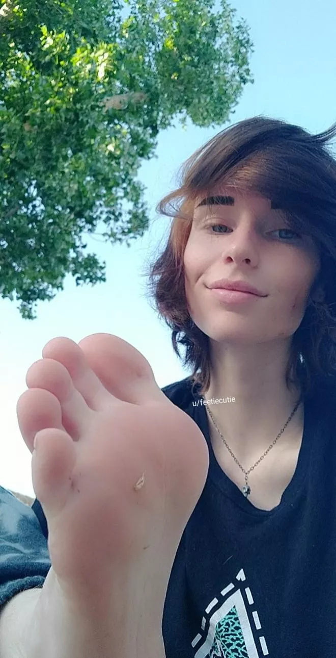 Dms are welcome and open! posted by feetiecutie