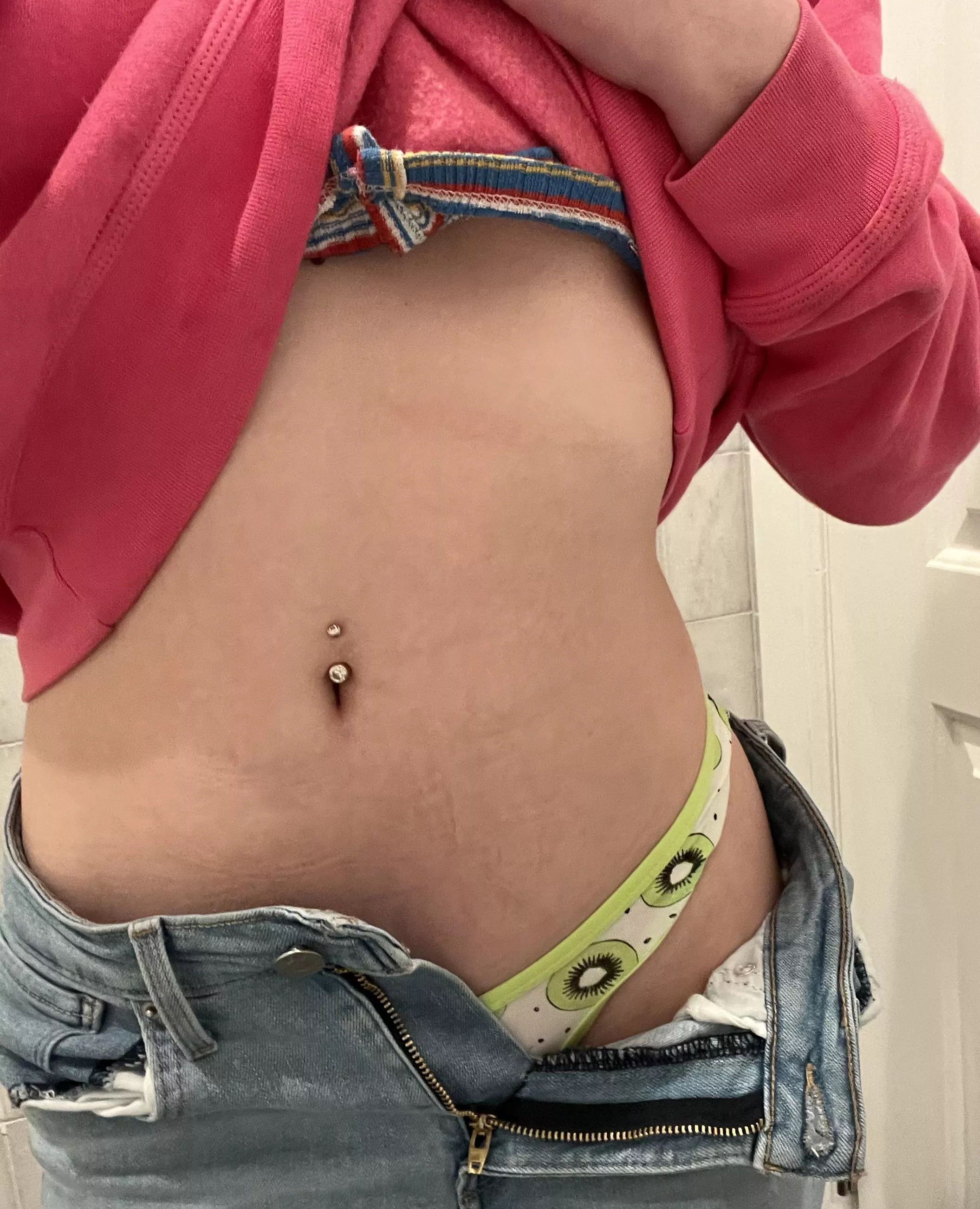 do i have a cute belly button? posted by artsybeautofficial