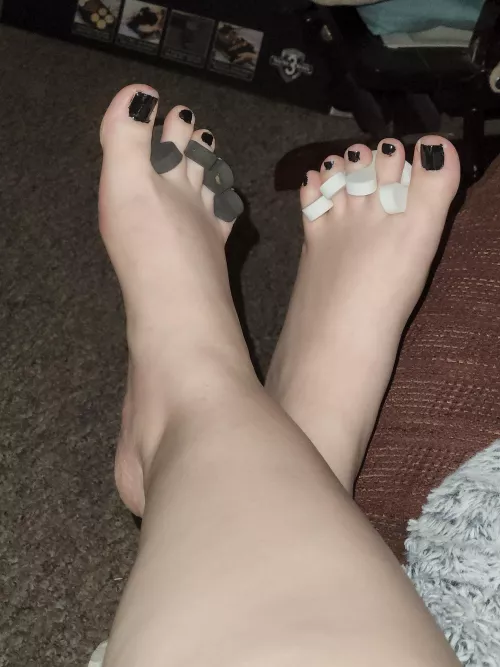 Do I have nice feet? by ladysky14