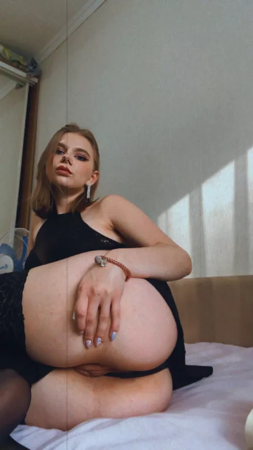 Do I look better with no clothes on? by Aivee_Linn