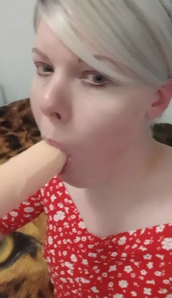 Do I look cute with dick in my mouth? 🙃 posted by ts_amber_xx