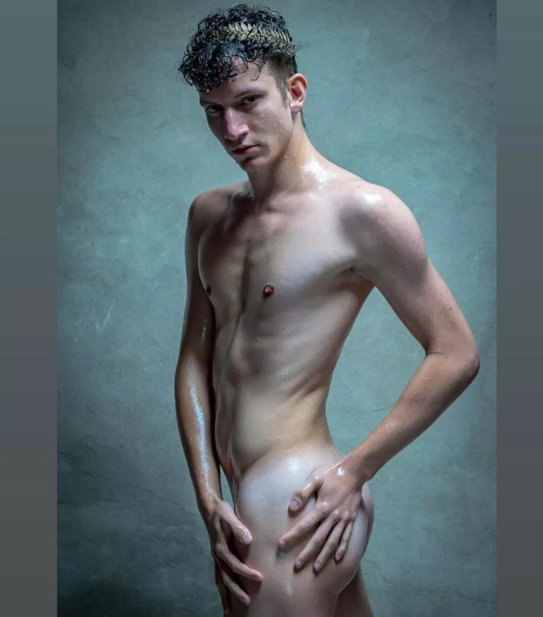 Do I look like a Greek statue? greetings from Italy 🇮🇹 posted by hornyasspussy