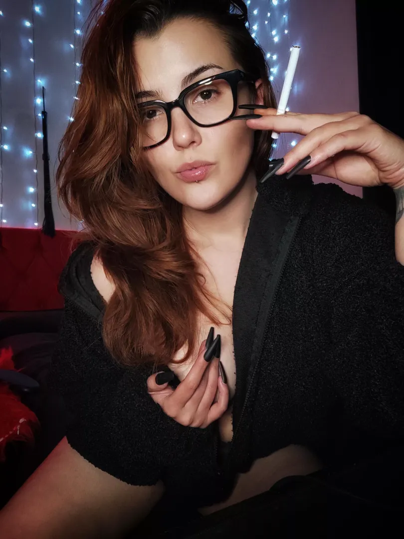 Do I look sexy when I smoke? 🔥 posted by YummyRip