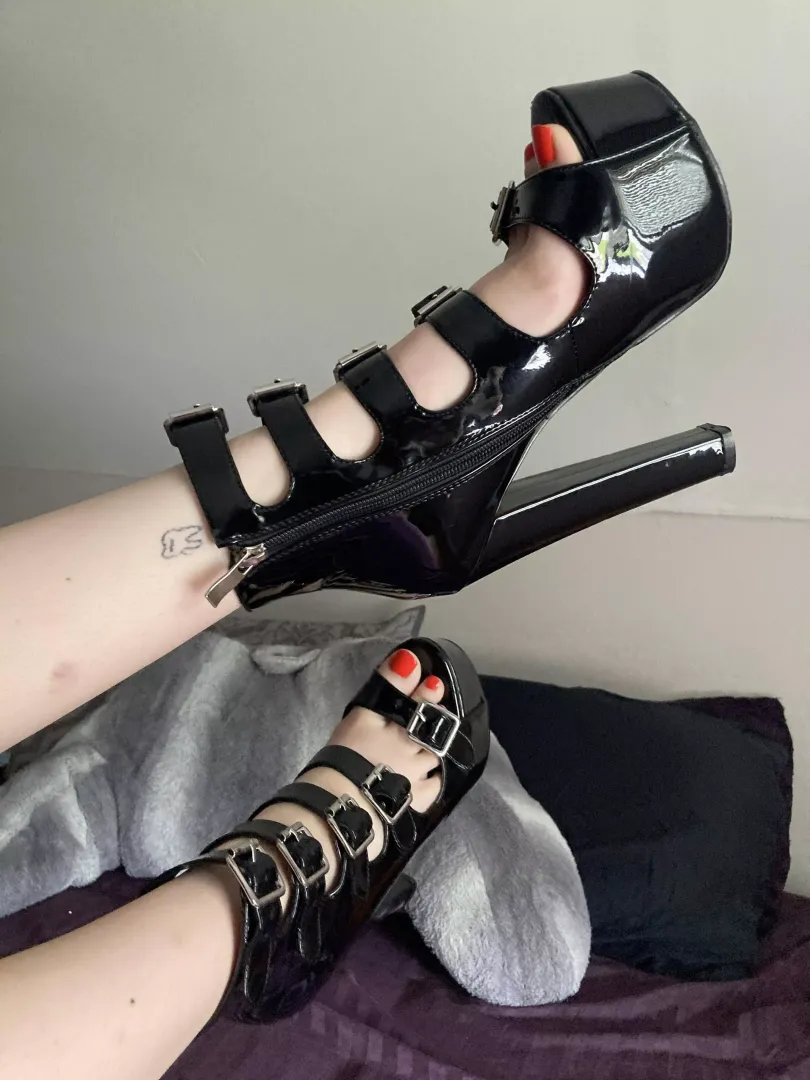 Do my new heels look sexy on me? posted by desirebeedesirego