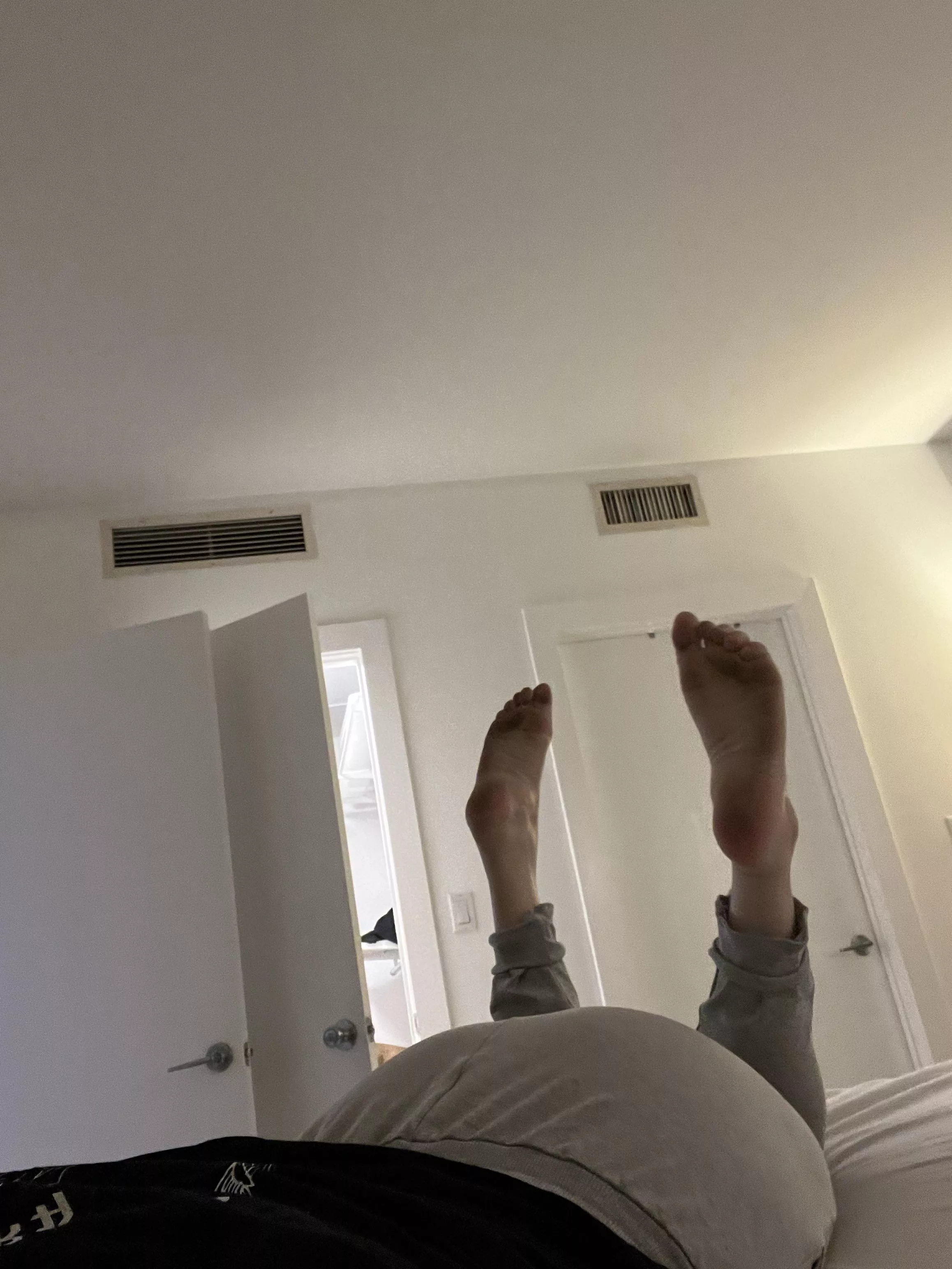 Do u like girls with pretty feet and big butts 🥰 posted by kmi4