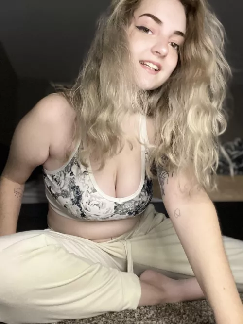 Do u like looking down my sports bra?;) by spencermacprem