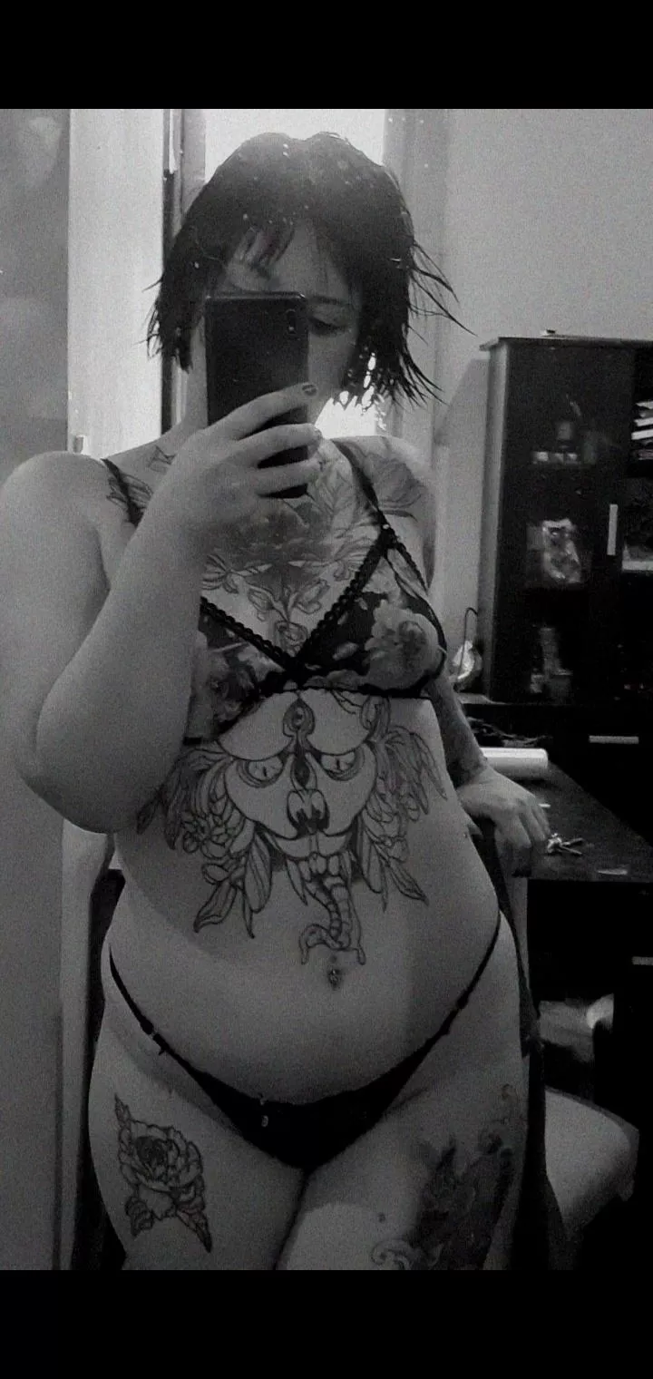 Do u like tattoo girls and dom? posted by lilith091