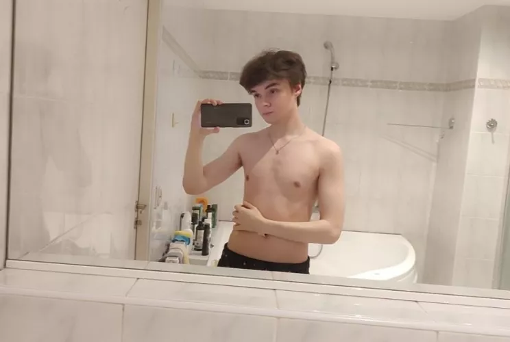 do u think I'm cute? 🥺 by twinkytwink2002