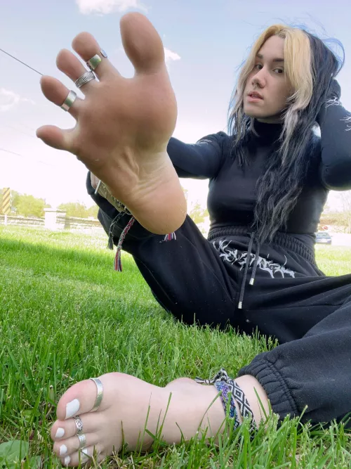 Do we like outside feet pics? by lexiegrll