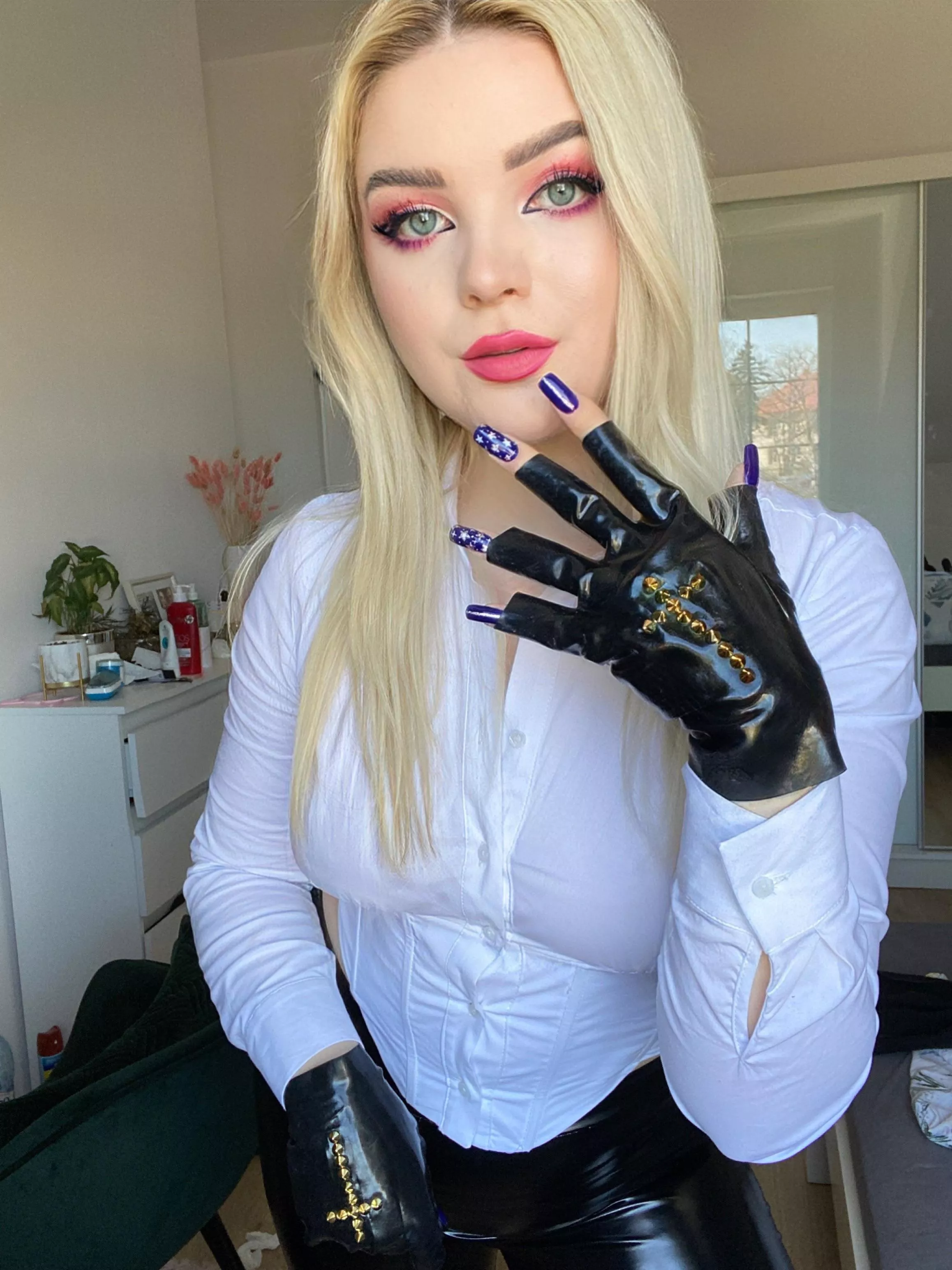 Do you have gloves fetish ? 😈🔥 posted by Navlia