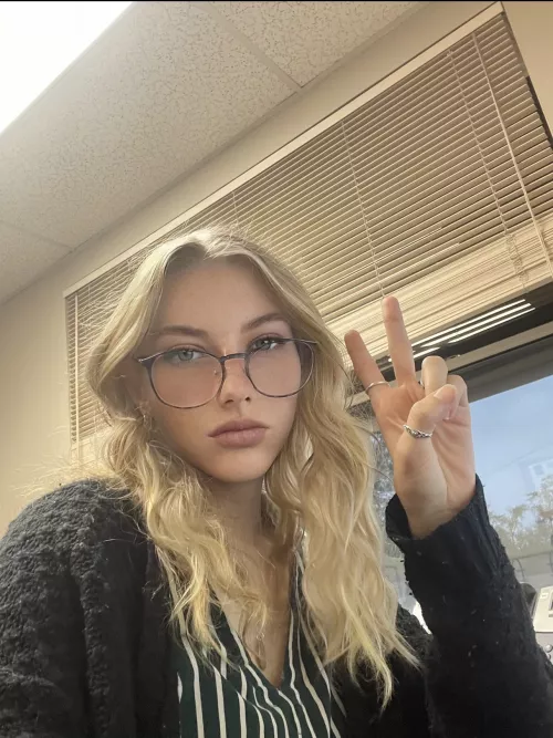 do you like blondes? by Kyliesfeettt