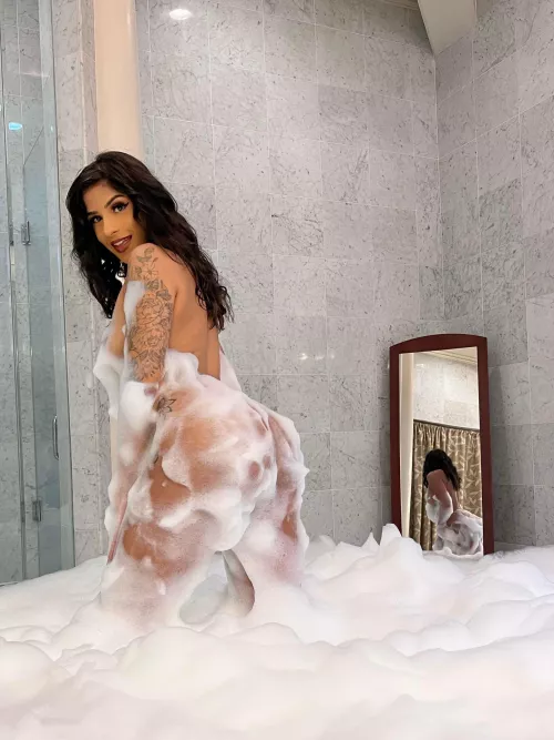 Do you like bubble butts? [F] by slaysheslays