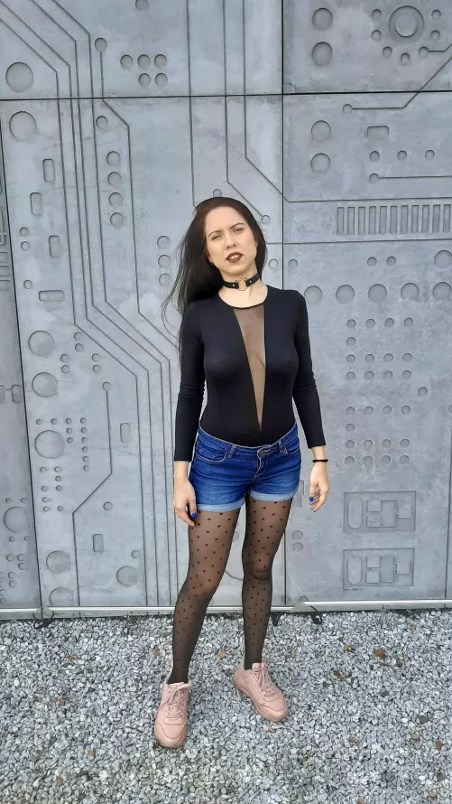 Do you like choker girls? Do you think this is not very vulgar? by yanafatale