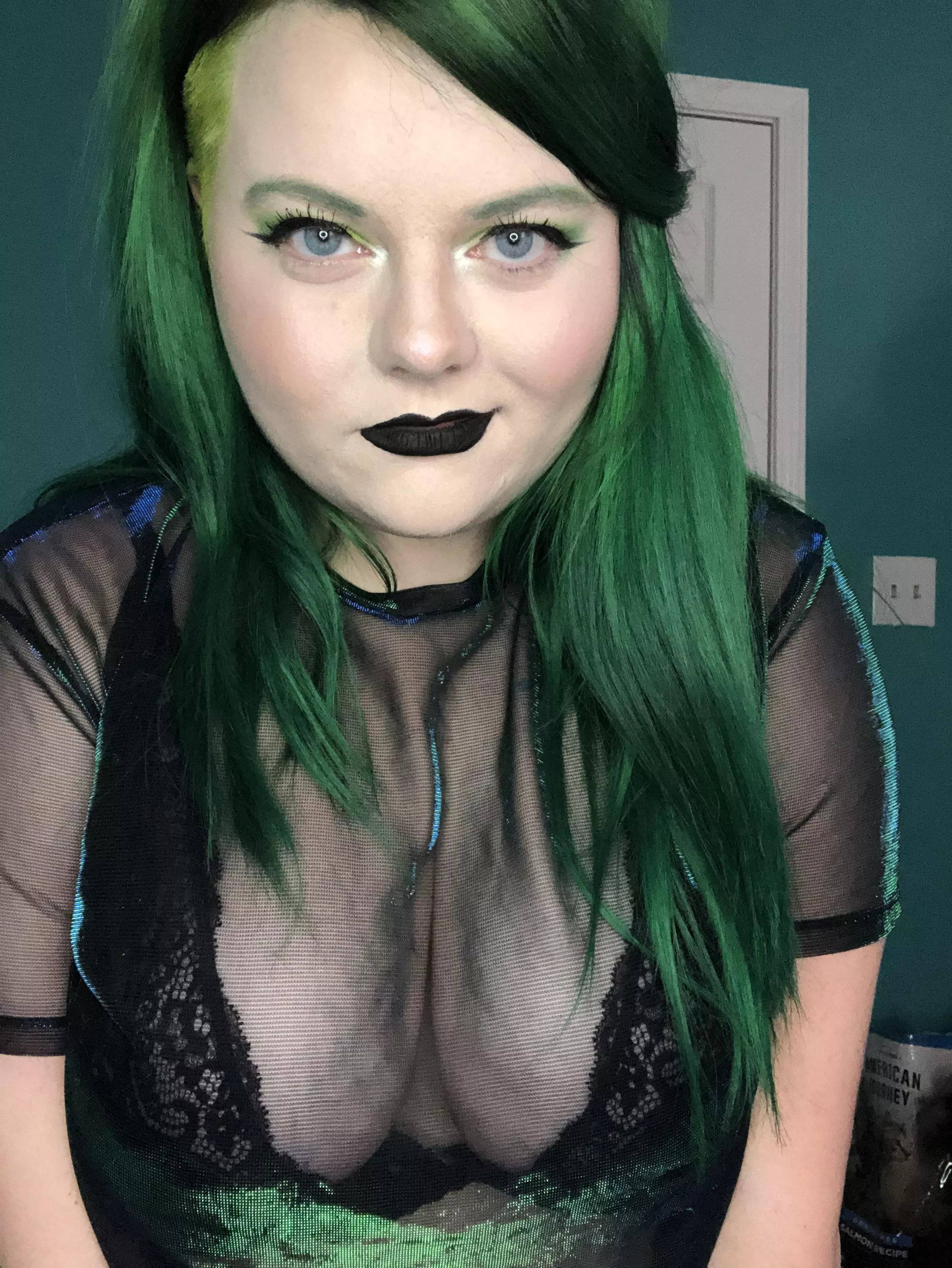 Do you like curvy alt babes? posted by BlakingBad