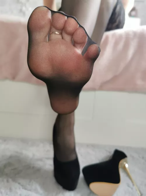 Do you like feet jewellery? by tiny_nylon_feet