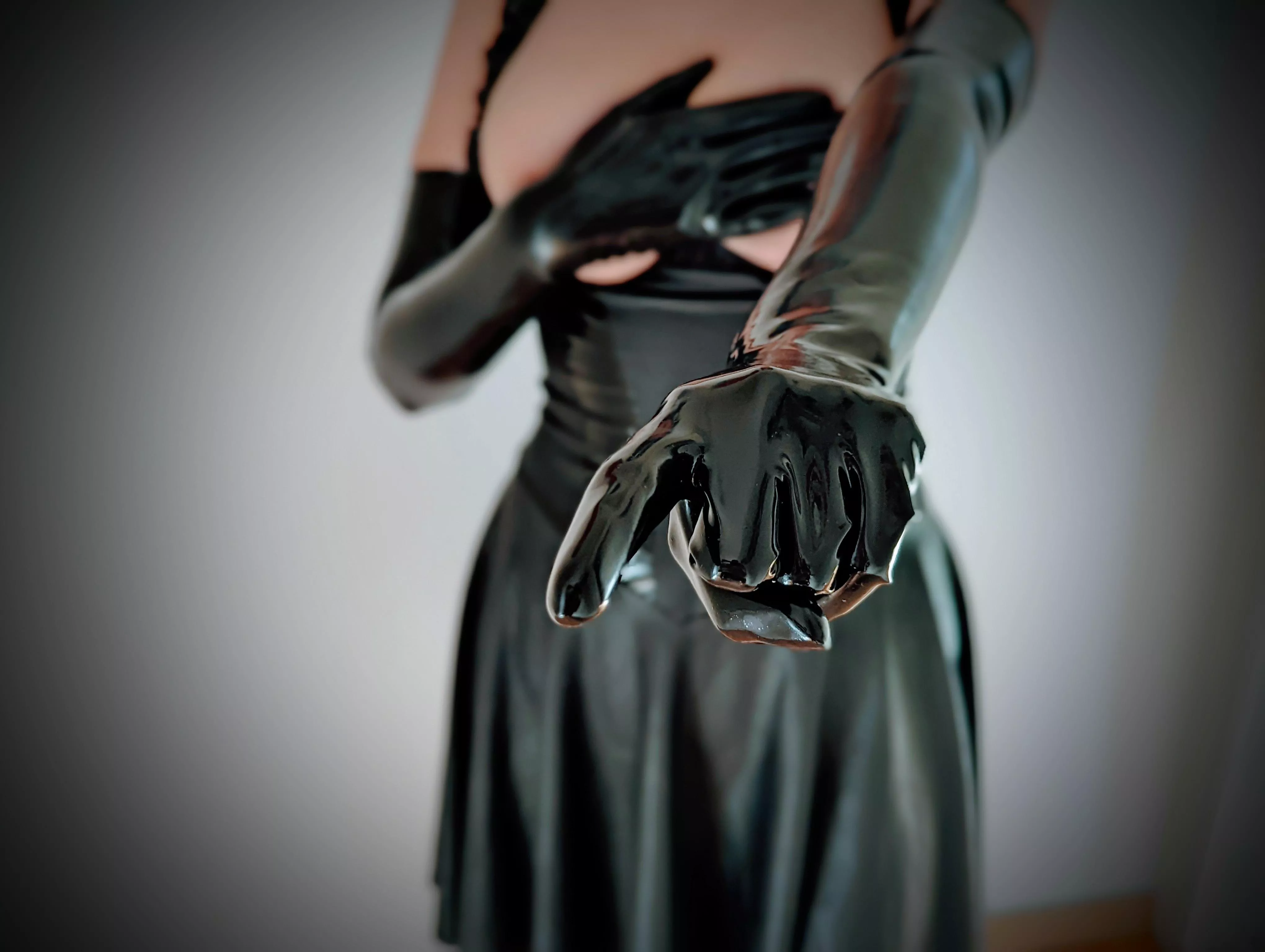 Do you like gloves ? What about black latex gloves ?! Now, kneel in front of me. [F] posted by AmeliaSwitch
