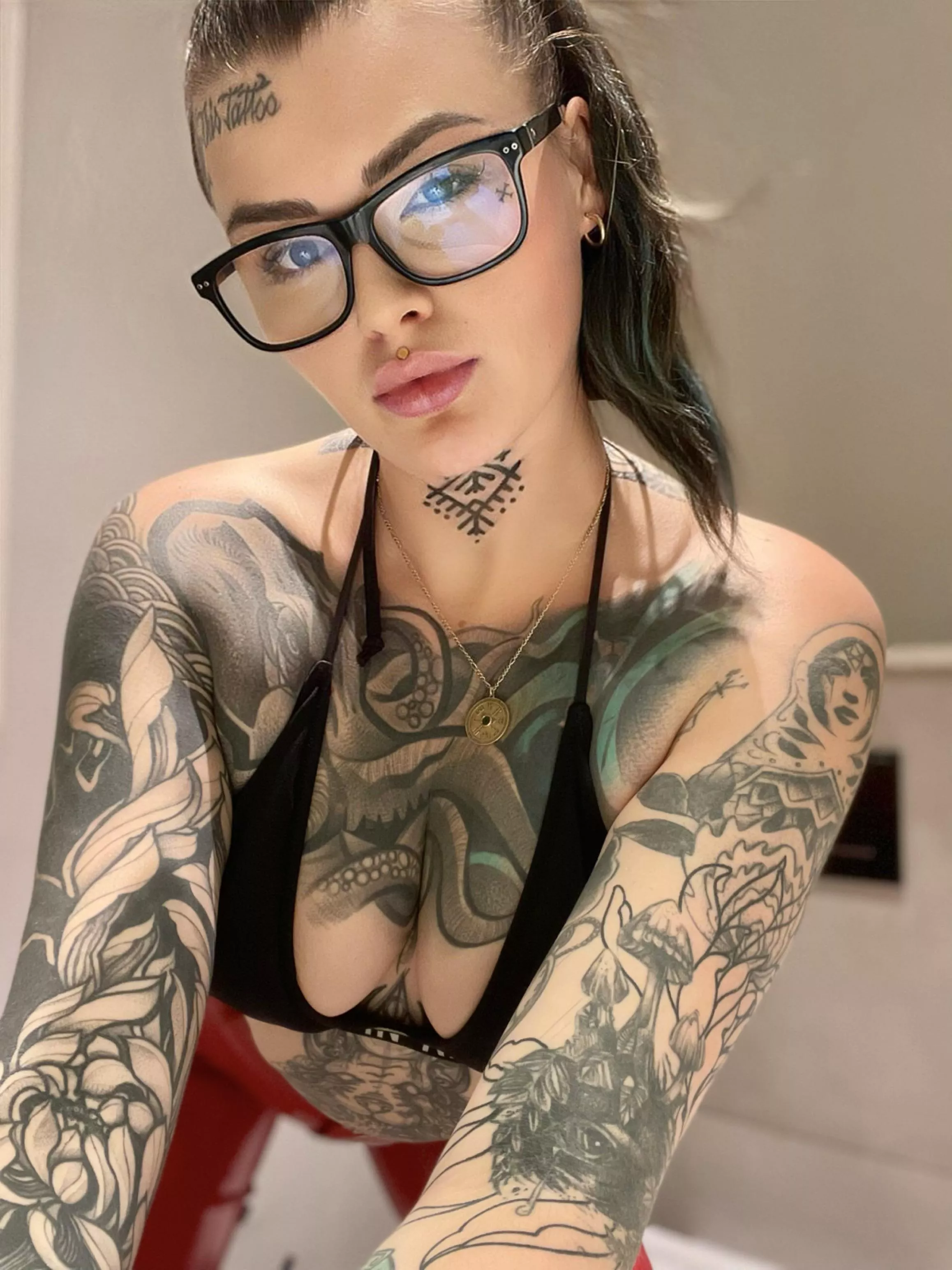 Do you like latex on women? ❤️‍🔥 posted by naughtyrwife