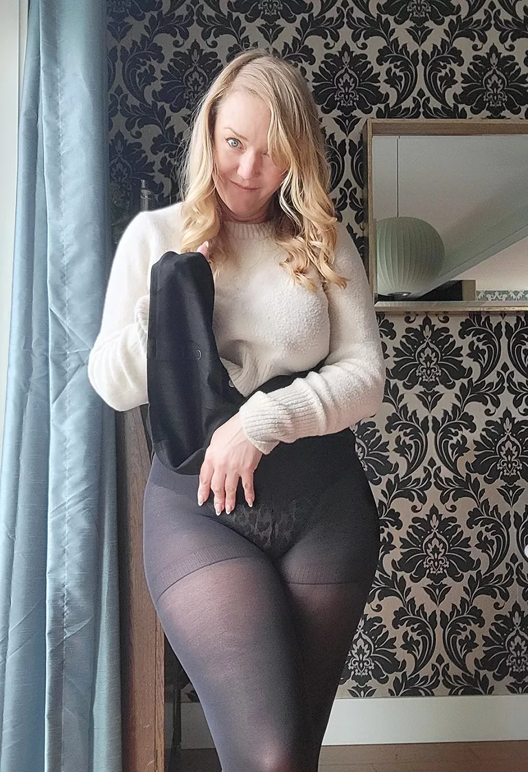 Do you like Milfs in nylons? [F48] posted by Crystal_Sunshine_