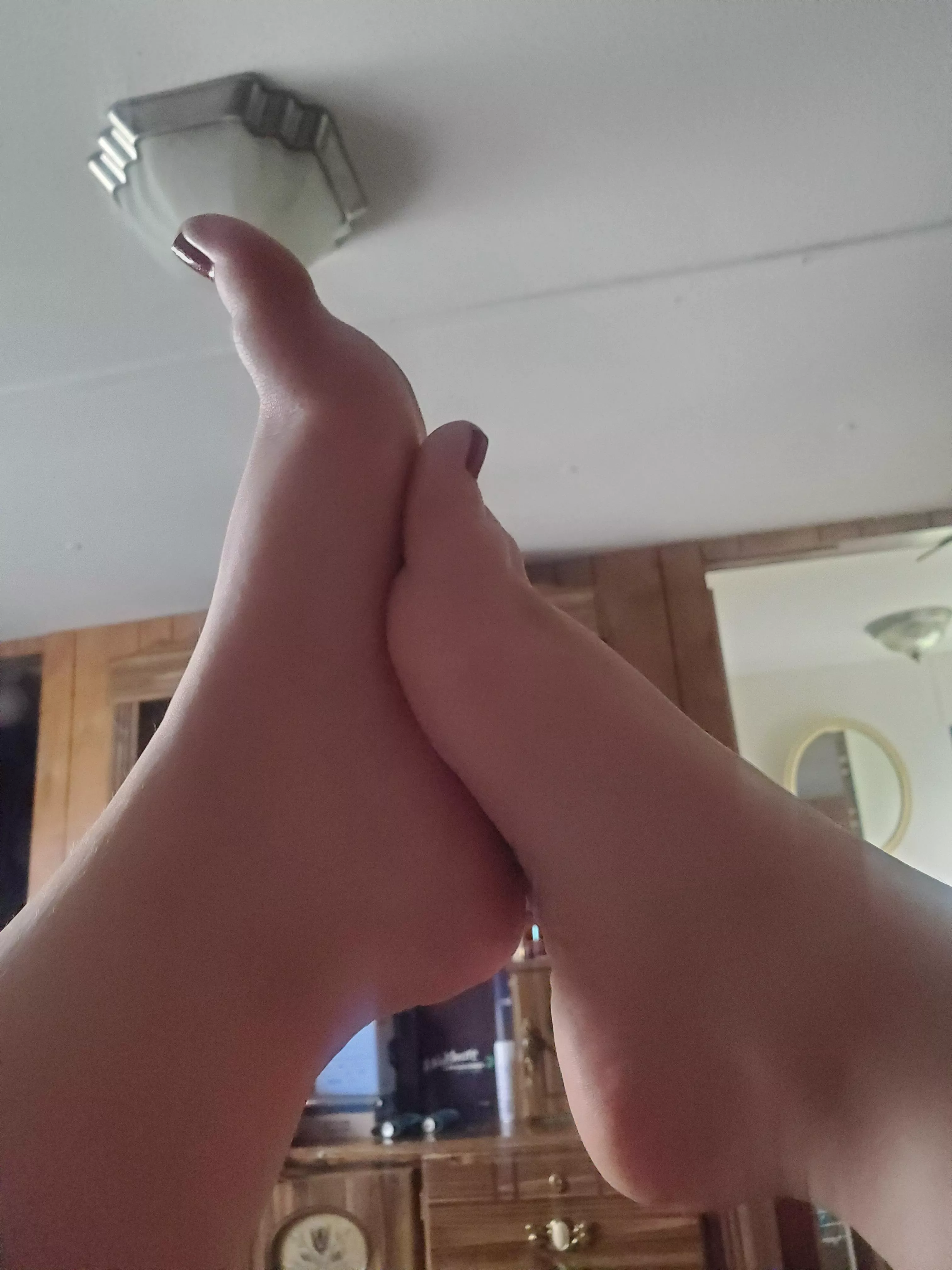 Do you like my arches? 🤤 posted by andyslittlekitty