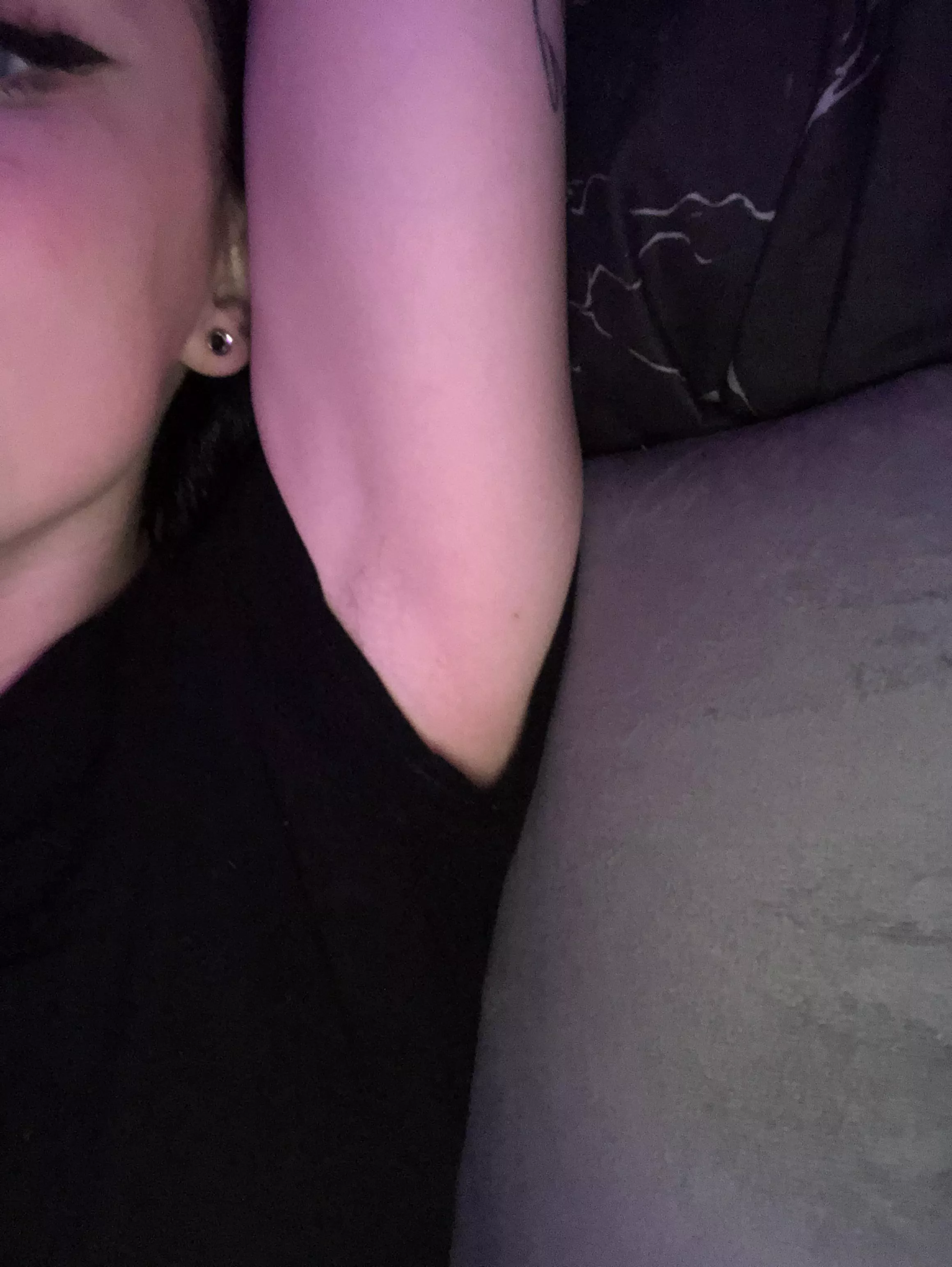 Do you like my armpit peaking out of my dress? 👀 posted by kissmelovingly