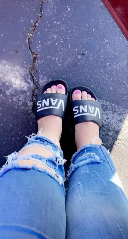 Do you like my bubblegum toes 🥺 by Tasty_Combination947