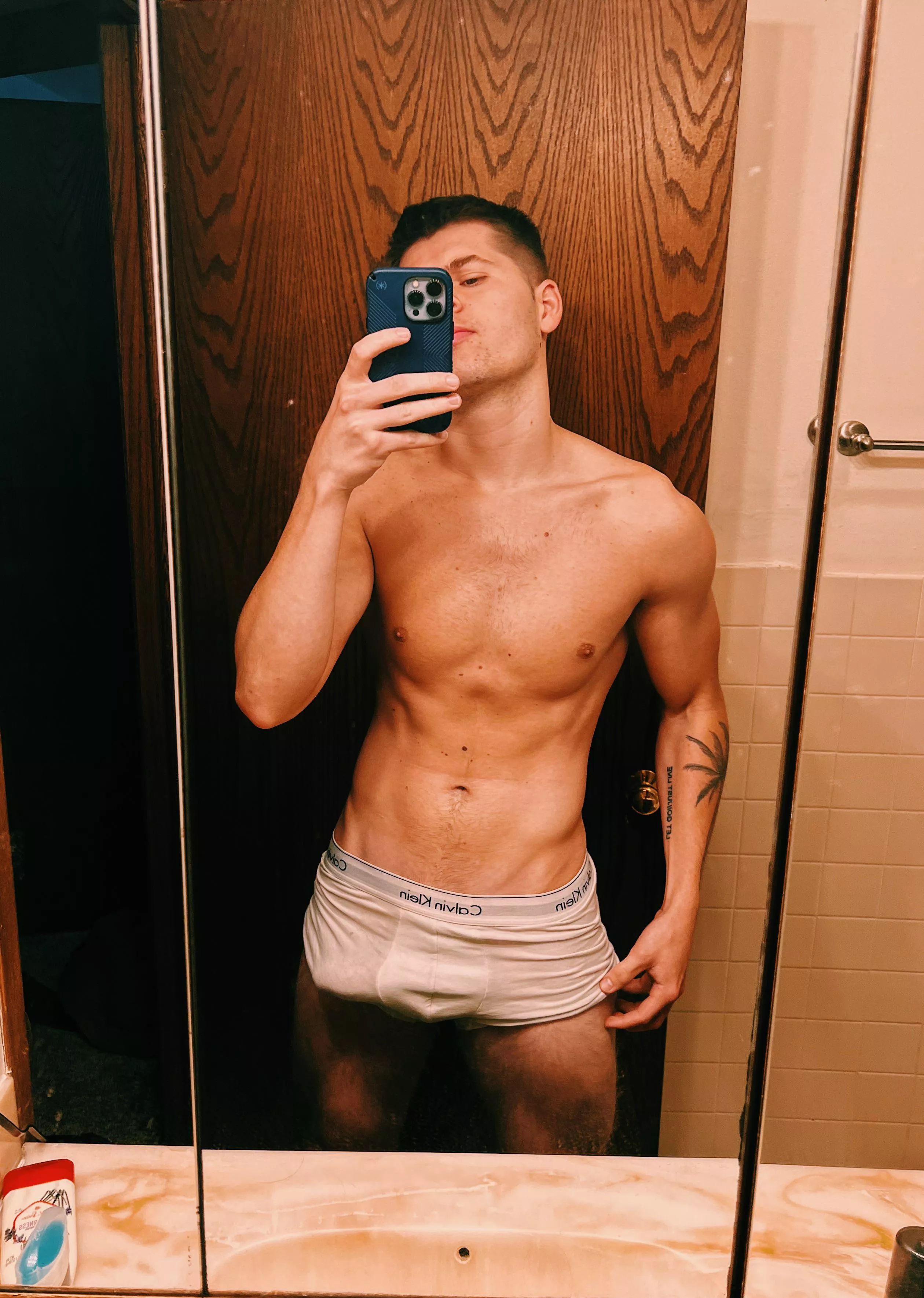 Do you like my bulge? posted by Ariesthearchon