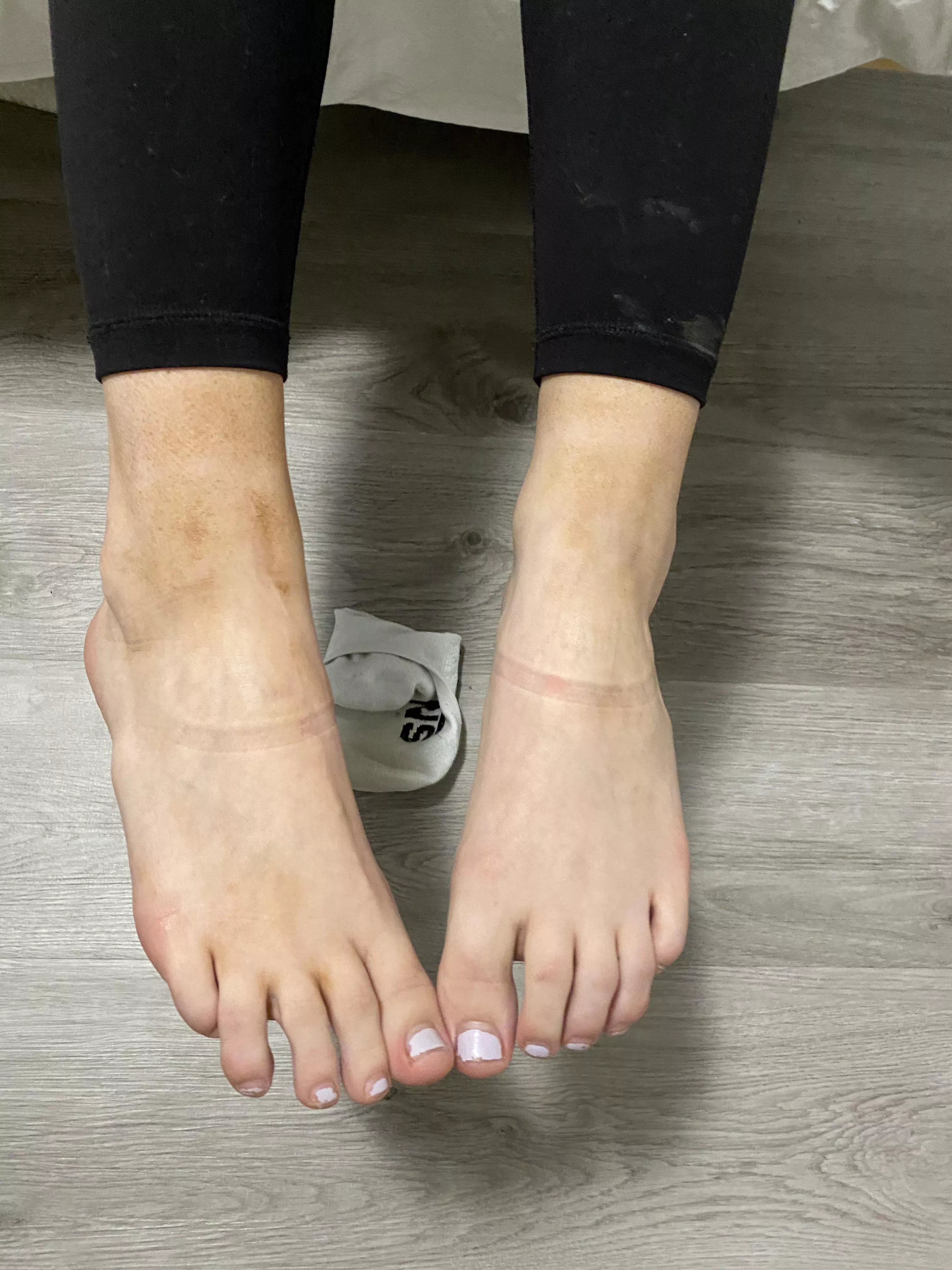 Do you like my Canadian feet? ❤️😉😉 posted by Savscutefeet