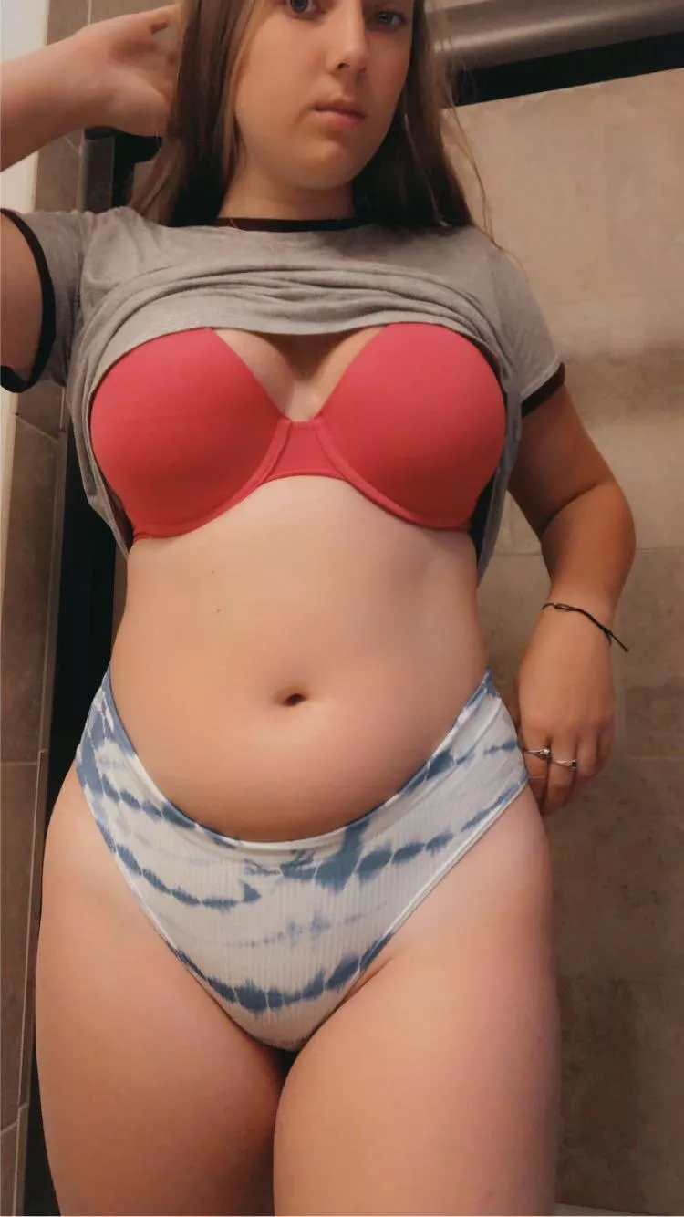 Do you like my curves.. even better with nothing on ;). posted by bryannaax